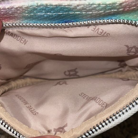 Like New STEVE MADDEN CONVERTIBLE MULTI COLOR BELT BAG. - Picture 4 of 7